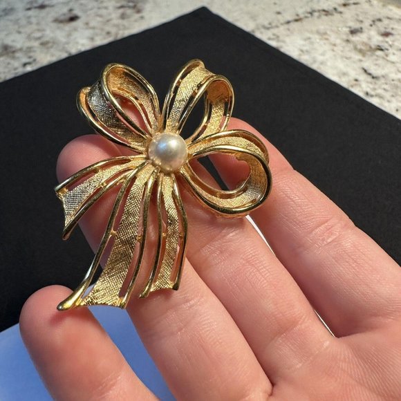 Signed Napier Brooch Pin Gold Tone Bow With Faux Pearl - Picture 3 of 7